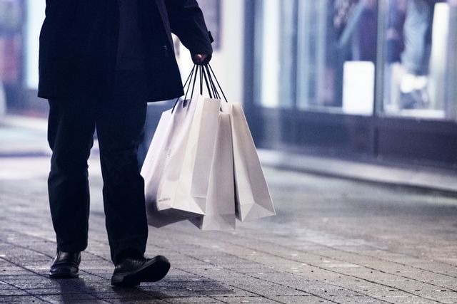 Sedan skatten på plastpåsar infördes har fler vant sig vid andra alternativ. Arkivbild. Jon Olav Nesvold/NTB/TT