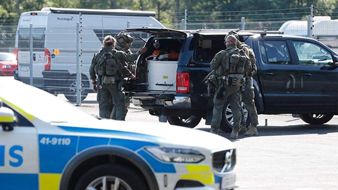 En stor insats pågår på Hällbyfängelset utanför Eskilstuna. Två morddömda fångar har tagit två ur personalen som gisslan. Foto: Christine Olsson/TT