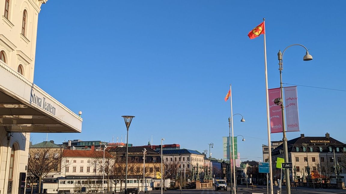 PKK-flaggorna som hade hissats. Foto: Rojavakommiteérna/Twitter