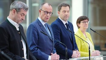 Valvinnaren Friedrich Merz (CDU), i mitten, höll pressträff på lördagen tillsammans med Markus Soeder (CSU), Lars Klingbeil (SPD), och Saskia Esken (SPD). Kay Nietfeld/AP/TT