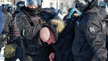 Polisen griper en man under en stöddemonstration i sibiriska Chabarovsk. Foto: Igor Volkov/AP/TT