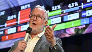 Partiledare Johan Pehrson talar på Liberalernas valvaka. Foto: Henrik Montomery/TT.