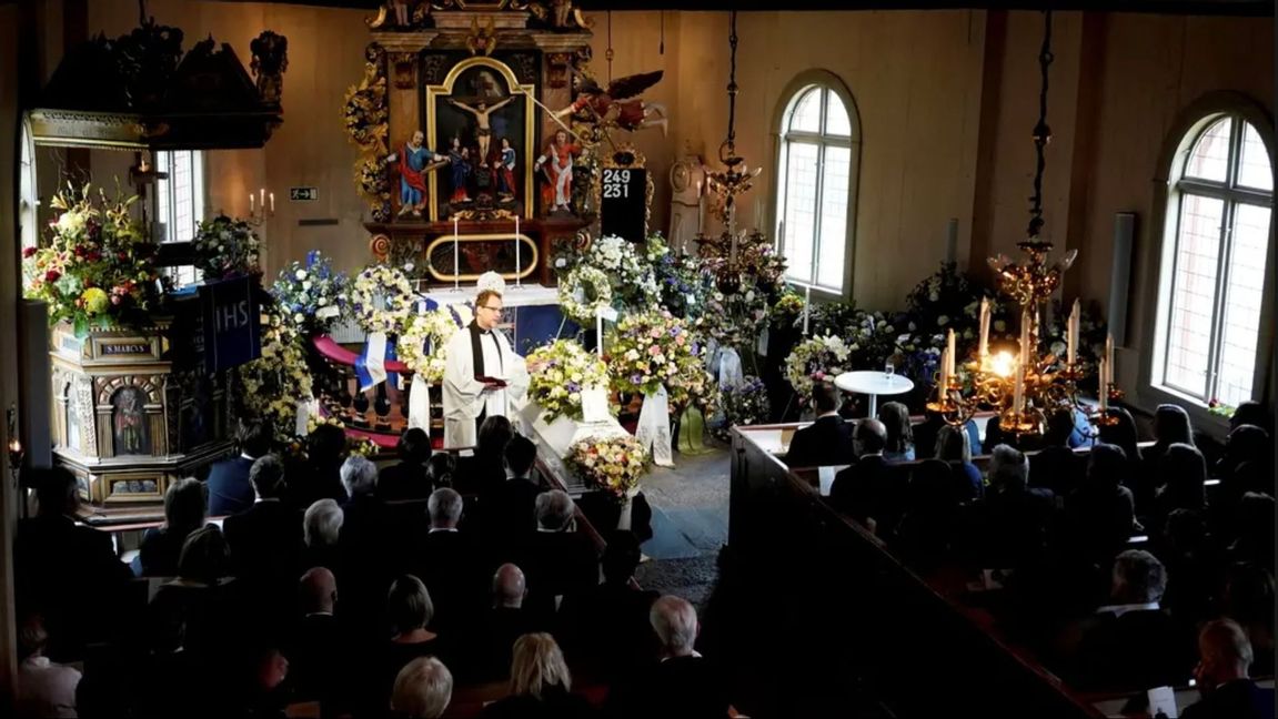 Råda kyrka är en timrad träkyrka från 1712, med fantastiska takmålningar från 1734 där Helvetets alla plågor noggrant redovisas. Bilden är från när bygdens kände son Ingvar Oldsberg begravdes 2022 Foto: Adam Ihse/TT