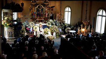 Råda kyrka är en timrad träkyrka från 1712, med fantastiska takmålningar från 1734 där Helvetets alla plågor noggrant redovisas. Bilden är från när bygdens kände son Ingvar Oldsberg begravdes 2022 Foto: Adam Ihse/TT