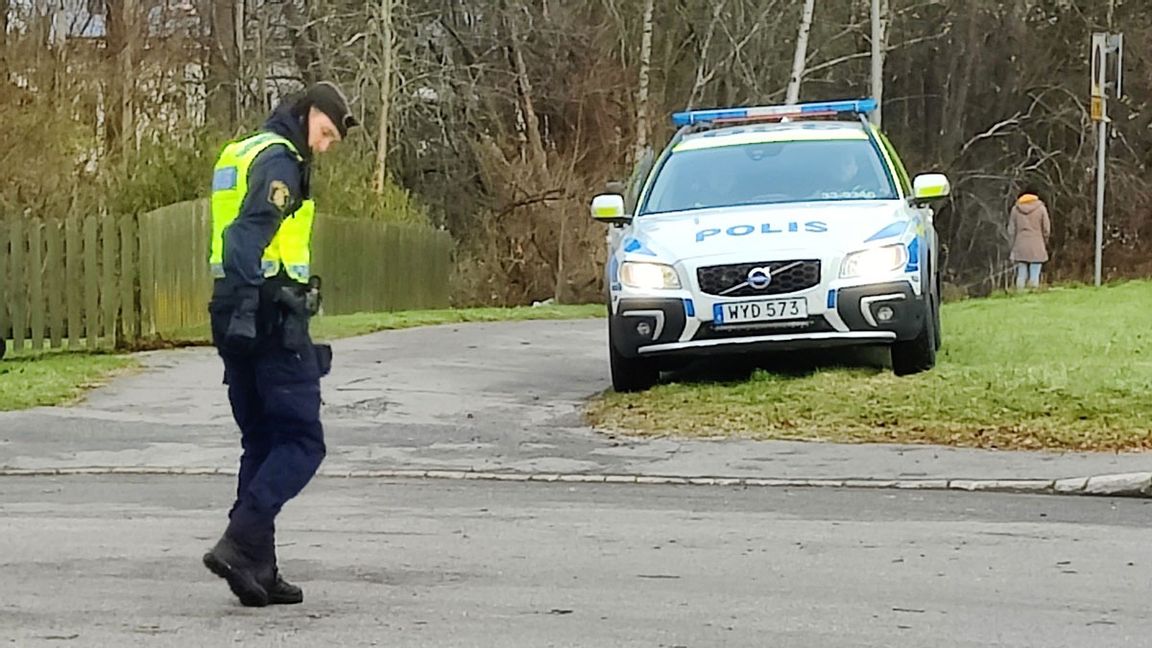 Polis kontrollerar platsen för en skjutning i Kälvesta i Stockholm i november. Foto: Tomas Hedlund