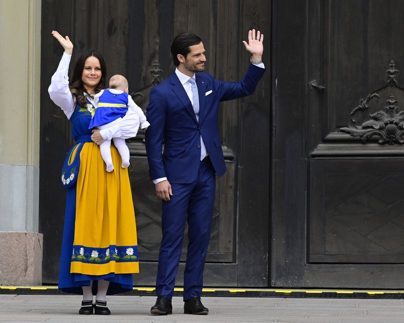Prins Carl Philip och prinsessan Sofia, med prinsessan Ines i famnen, öppnar Kungliga slottets södra portar och välkomnar allmänheten till nationaldagsfirandet där. Jonas Ekströmer/TT