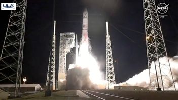 Bild från Nasas webbsändning då Vulcan-raketen lyfter från Cape Canaveral i Florida, natten till måndagen lokal tid. Foto: NASA VIA AP/TT