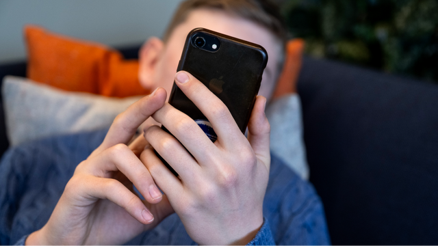 Nu förbjuds mobiler i skolan - både under lektion och rast. Foto: Christine Olsson/TT
