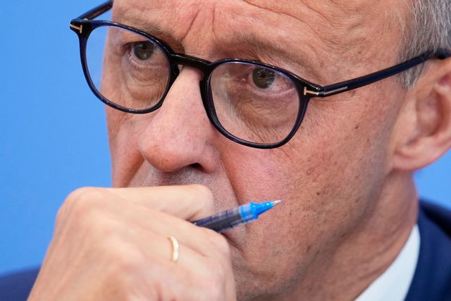 Tyskland, med förbundskansler Friedrich Merz i spetsen, vill inte se en omsättningsskatt på storföretag för att dra in pengar till EU:s budget. Arkivbild. Foto: Ebrahim Noroozi/AP/TT