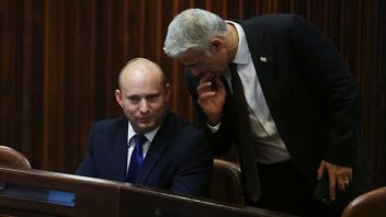 Naftali Bennett, till vänster, förväntas att bli premiärminister i den nya regeringen. Yair Lapid, till höger, är den som lett arbetet med att skapa koalitionen. Foto: Ronen Zvulun/AP.