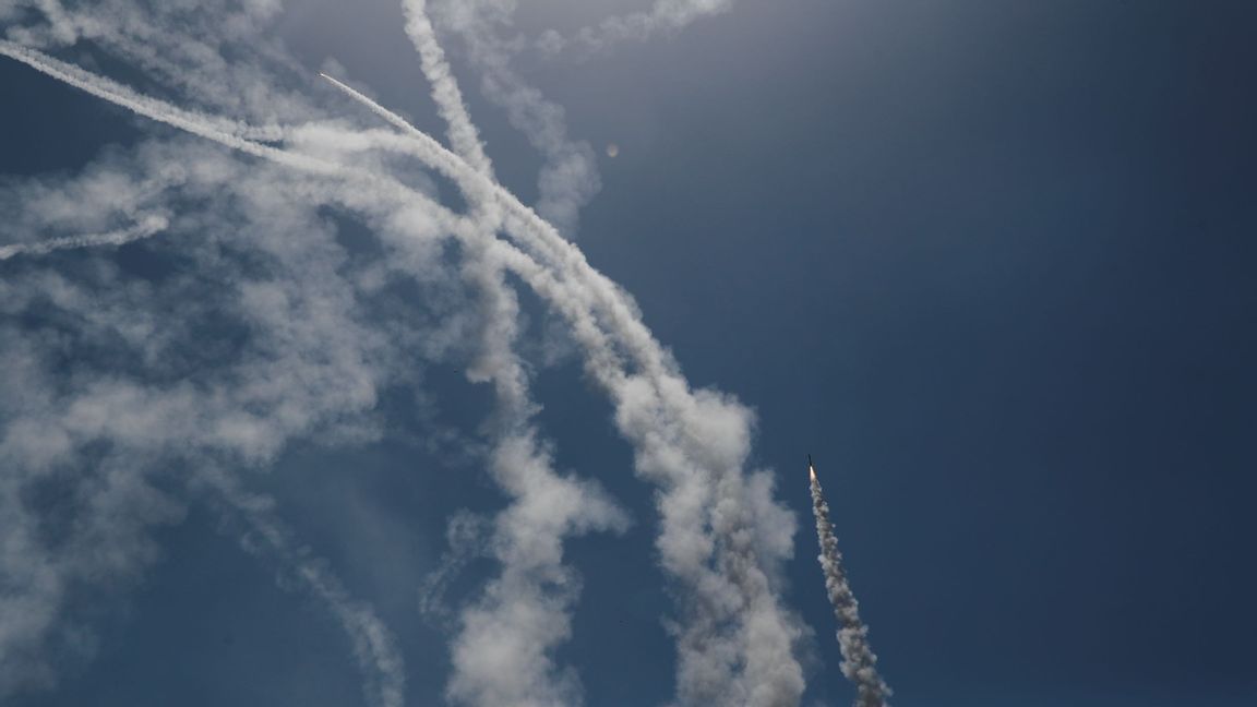 Ett högt bostadshus i Shati i staden Gaza med omfattande skador, sedan Israel beskjutit staden som svar på palestinska raketer. Foto: Khalil Hamra/AP/TT.