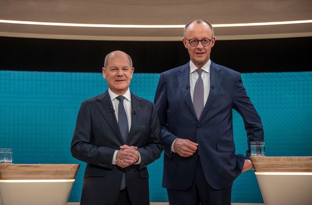 Tysklands förbundskansler Olaf Scholz, till vänster jämte den politiske motståndaren Friedrich Merz, inför söndagens tv-sända debatt. Foto: Michael Kappeler/DPA via AP/TT
