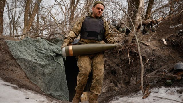 En ukrainsk soldat bär en artillerigranat till sin M777-haubits som ska avfyras mot de ryska positionerna i Donetskregionen söndag den 2 mars. Foto: AP Photo/Roman Chop