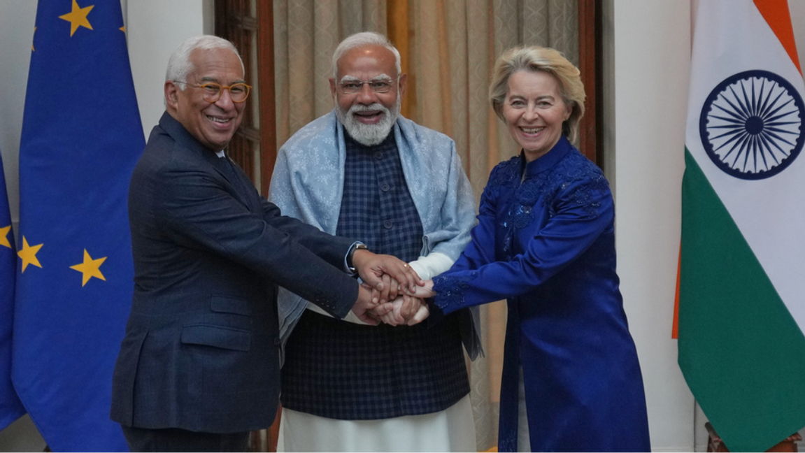 Indiens premiärminister Narenda Modi (mitten) verkar synnerligen nöjd med det nya avtalet. Foto: Manish Swarup /AP/TT