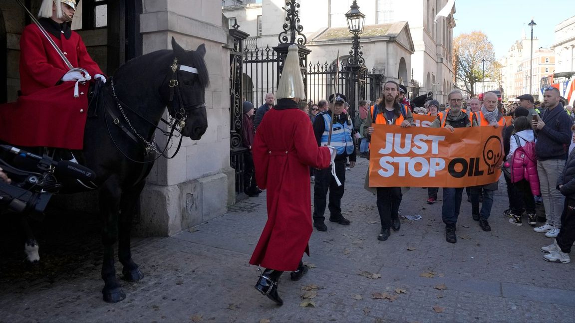 Genrebild. Aktivister från Just Stop Oil har tidigare genomfört flera aktioner i London. På bilden syns aktivister vid Horse Guard’s Parade i november 2023. Foto: Frank Augstein/AP