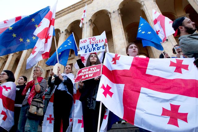Demonstranter i protest mot ”den ryska lagen” utanför parlamentet i Tbilisi i Georgien i fjol. Foto: Shakh Aivazov/AP/TT