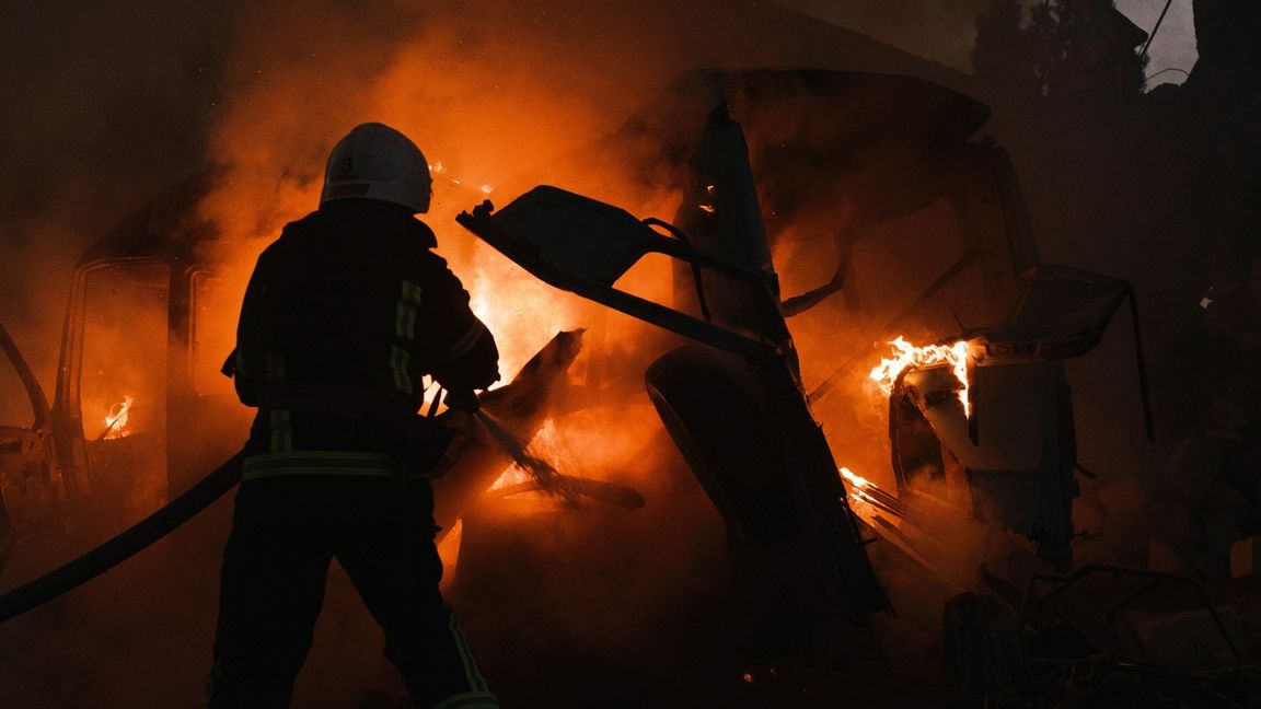 Ukrainsk räddningstjänst på plats i Mykolajiv. Foto: George Ivanchenko/AP/TT