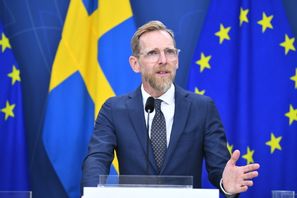 Socialminister Jakob Forssmed (KD) vill slopa krogarnas matkrav till nästa sommar. Arkivbild.  Lars Schröder/TT