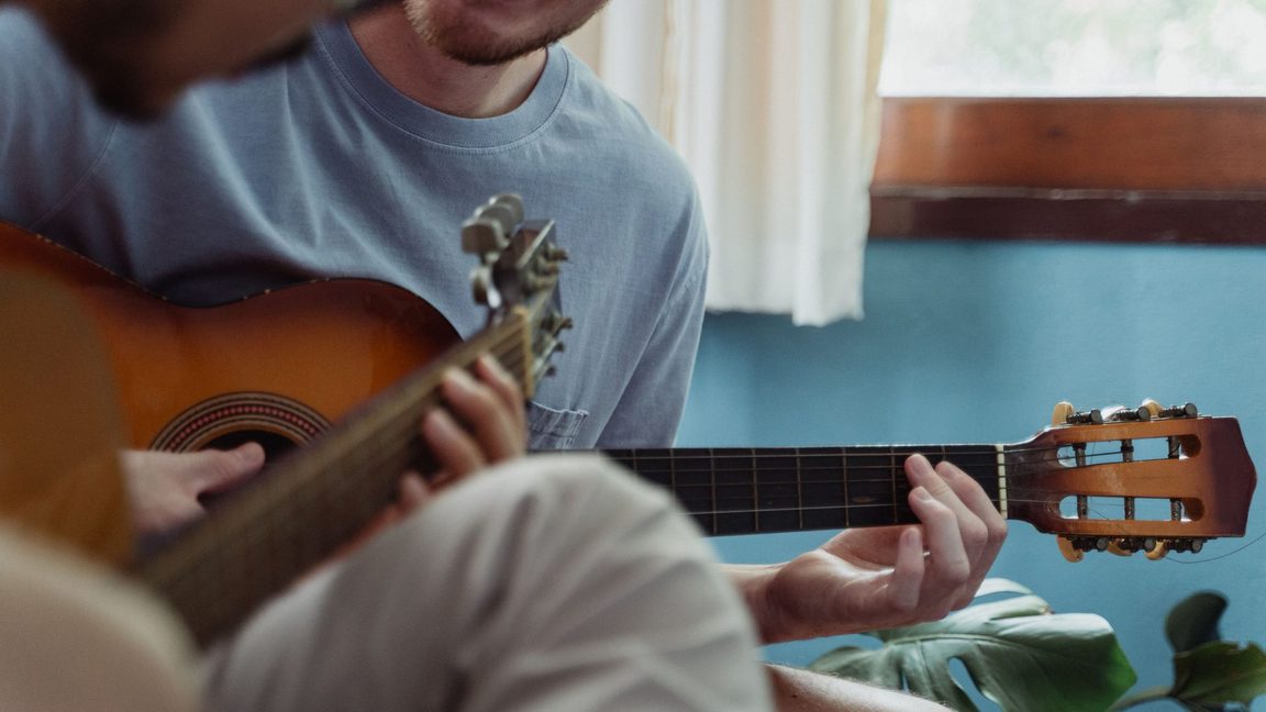 Musik är en av aktiviteterna i kultur på recept, som nu införs i Ängelholm och Båstad. Genrebild. Foto: Pexels