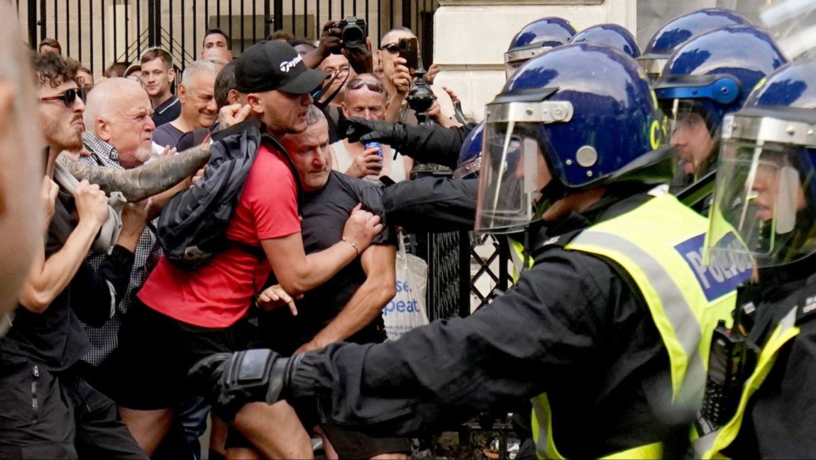 Demonstranter drabbar samman med polis i närheten av premiärministerns bostad i London på onsdagen, efter knivdådet då tre flickor dog i Southport. En 17-åring har åtalats för mord och mordförsök. Foto: JORDAN PETTITT/AP/TT