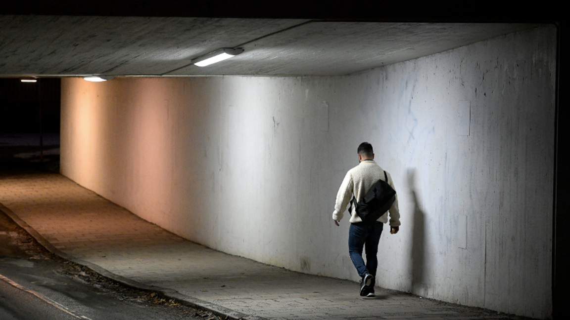 En man i 20-årsåldern fick en pistol upptryckt mot pannan av en maskerad, okänd gärningsman under en gångtunnel på Hisingen i Göteborg. Foto: Janerik Henriksson/TT