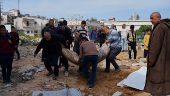 Siffran på antalet döda halverades hastigt. Foto: Abdel Kareem Hana/AP/TT