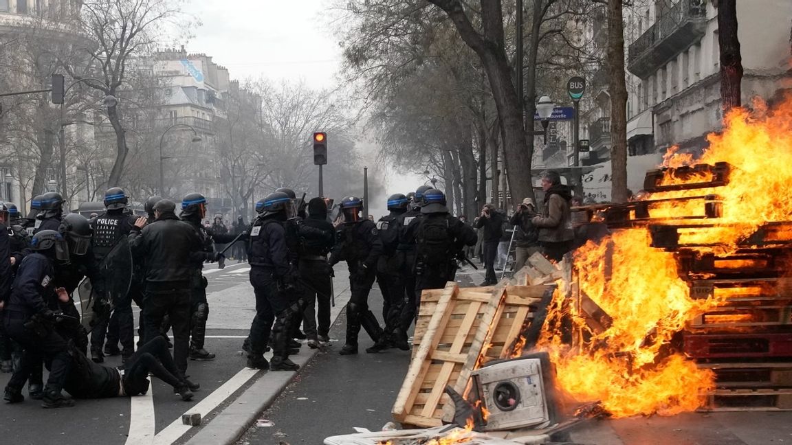 Våldsamma protester bröt ut i Frankrikes huvudstad under torsdagen. Foto:  