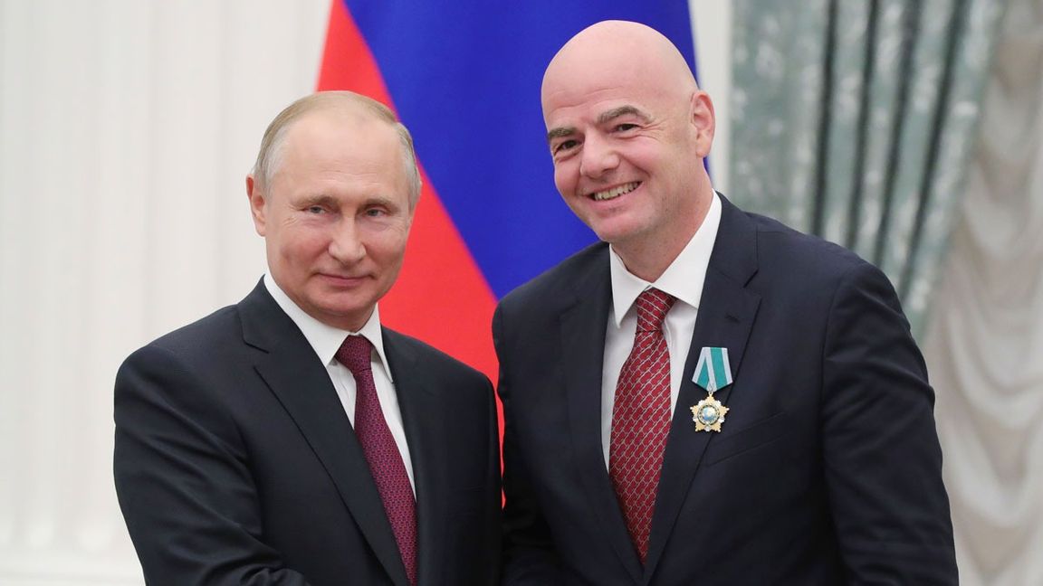 Rysslands president Vladimir Putin och Fifas ordförande Gianni Infantino under gladare tider. Nu stoppar ryska landslaget från VM-kvalet. Foto: Mikhail Klimentyev/AP/TT