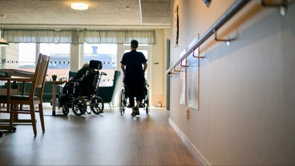 Personal utan svenskkunskaper på äldreboende kunde inte svara på medicinska frågor från ambulansteam. Genrebild. Foto: Oscar Olsson/TT. Foto: Oscar Olsson/TT.