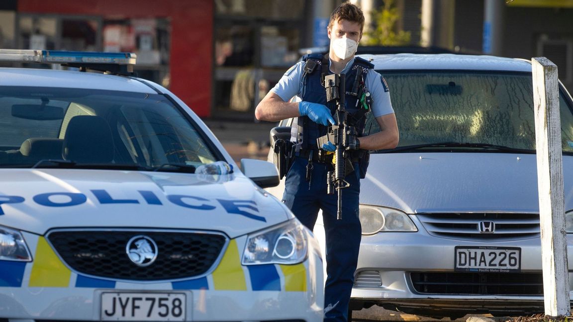 Beväpnad polis utanför den matvarubutik utanför Auckland där mannen i fredags genomförde knivattacken. Foto: Brett Phibbs/AP/TT.