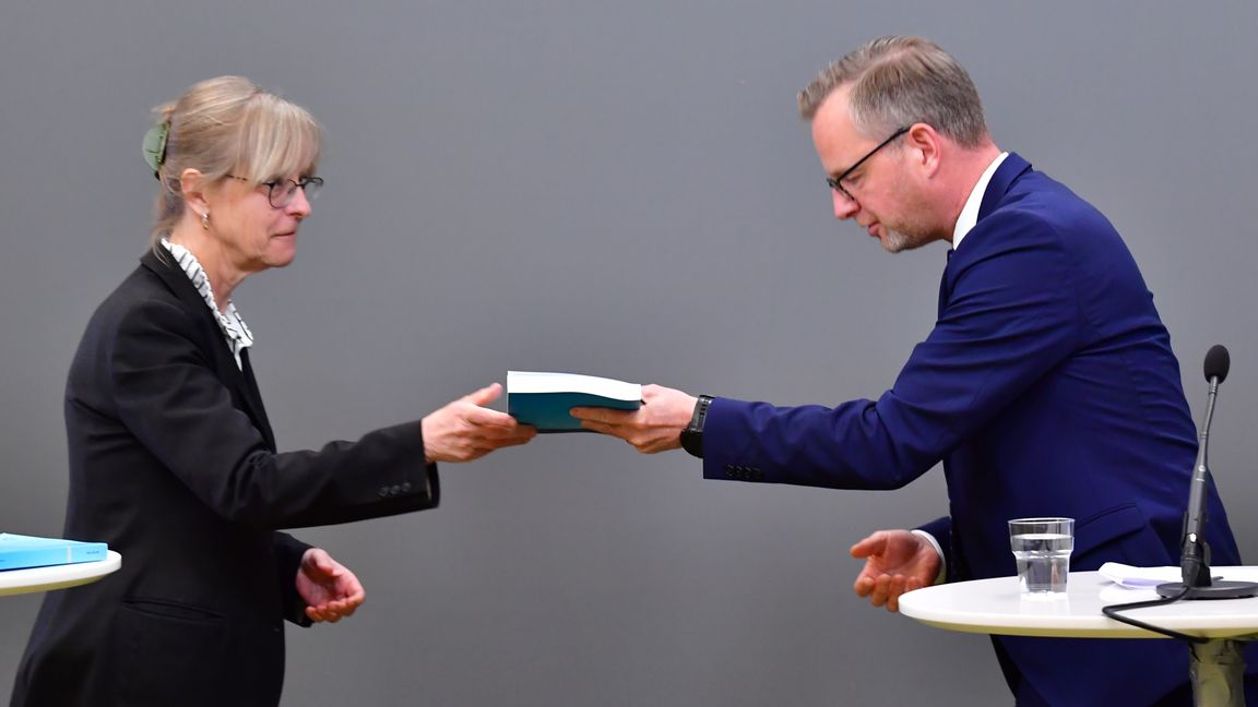 Ordningsvaktsutredningens betänkande överlämnades på fredagen av särskilda utredaren Agneta Bäcklund till inrikesminister Mikael Damberg (S). Foto: Jonas Ekströmer, TT.