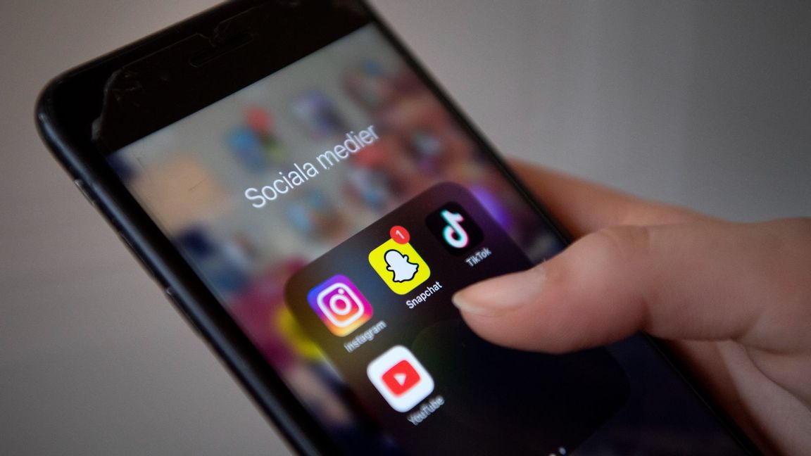 Genrebild. En tonårstjej fick olämpliga Snapchat-meddelanden från en lärare kort efter att hon gick ut nionde klass. Foto: Jessica Gow/TT