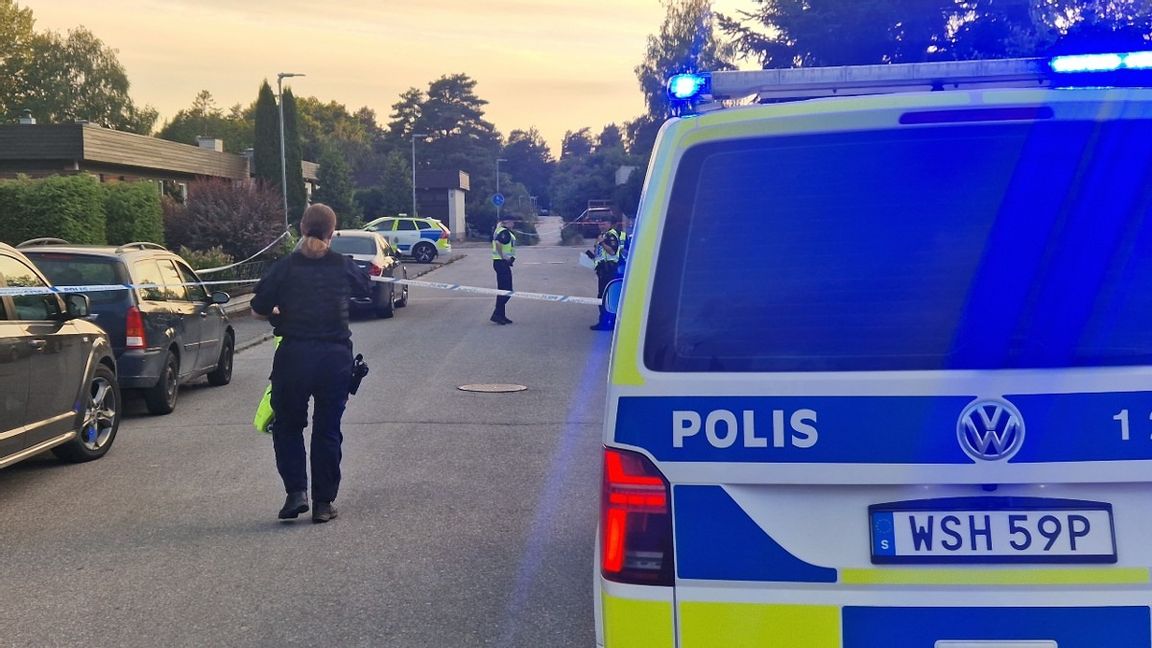 Polisen på plats efter att en man i 20-årsåldern har skjutits till döds i stadsdelen Bjurhovda i Västerås på söndagskvällen. Foto: Blåsljusbilder / TT