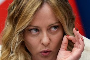 Italiens premiärminister Giorgia Meloni håller presskonferens i Rom. Foto: Alessandra Tarantino/AP/TT