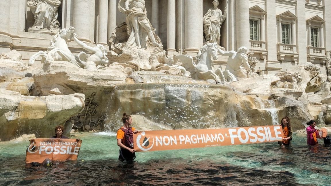 Klimatdemonstration i Fontana di Trevi i centrala Rom på söndagen. Foto: Mauro Scrobogna/AP/TT