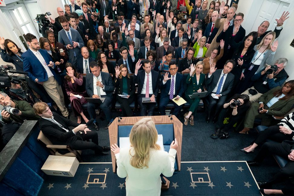 Vita husets pressekreterare Karoline Leavitt pratar med journalister i Vita husets pressrum – dit AP portats i två månader. Foto: Alex Brandon/AP/TT