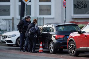 Beväpnad polis som säkrar gatan efter händelsen i Bielefeld i nordvästra Tyskland. Friso Gentsch/AP/TT