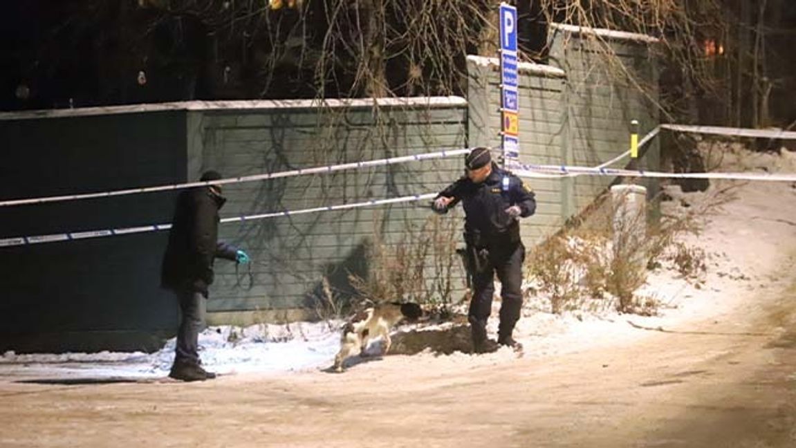 Polis vid platsen i Stuvsta där en man i ett fordon sköts på onsdagskvällen. Foto: Pontus Altin/TT