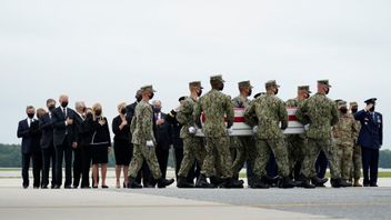 President Joe Biden watches as a carry team moves the transfer case containing the remains of one of the 13 service members who died at Afghanistan’s Kabul airport. Photo: Carolyn Kaster/AP/TT