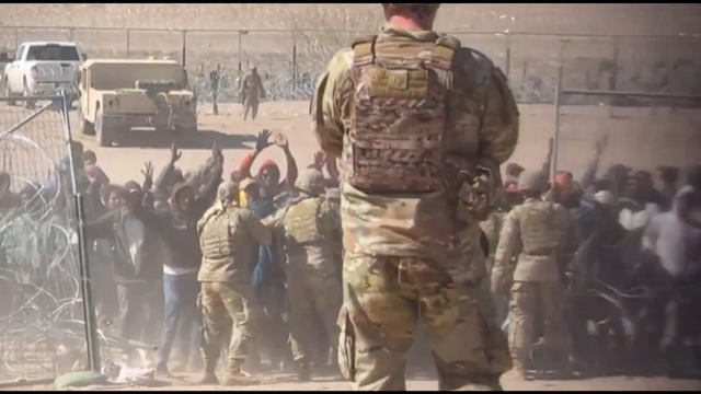 Migranter stormade nästan södra gränsen i ett försök att ta sig in i USA. Foto: Skärmbild från X