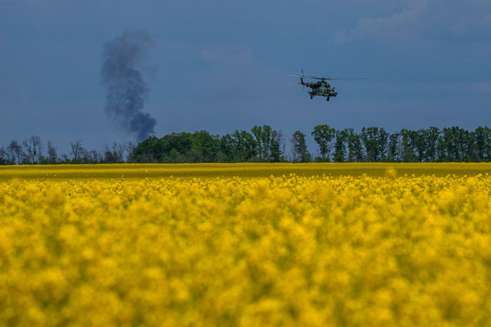 Ukraina säger sig ha anfallit och förstört flera helikoptrar på rysk mark, bland annat två av modell Mi-8. Här ses en ukrainsk Mi-8-helikopter i luften vid ett annat tillfälle. Arkivbild. Evgeniy Maloletka/AP/TT