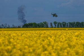 Ukraina säger sig ha anfallit och förstört flera helikoptrar på rysk mark, bland annat två av modell Mi-8. Här ses en ukrainsk Mi-8-helikopter i luften vid ett annat tillfälle. Arkivbild. Evgeniy Maloletka/AP/TT