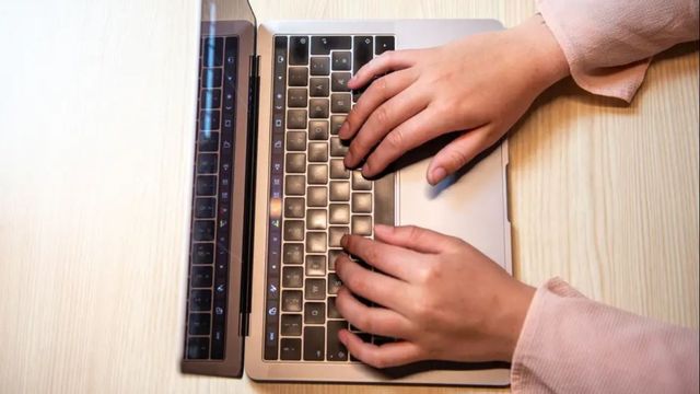 Anthropic, ett av världens ledande AI-företag, förbjuder jobbsökande att använda AI-verktyg i sina ansökningar – trots att företaget själva utvecklar AI-tekniken Claude. Foto/TT/Arkivbild