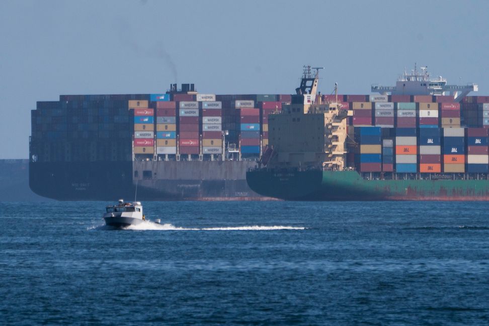 Container- och biltransporter till och från hamnar längs USA:s östkust och sydkust kommer att påverkas av en stor hamnstrejk. Arkivbild Damian Dovarganes AP/TT