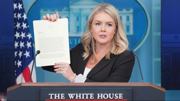 Vita husets talesperson Karoline Leavitt visar upp tullbrevet till Japan. Foto:Evan Vucci/AP/TT