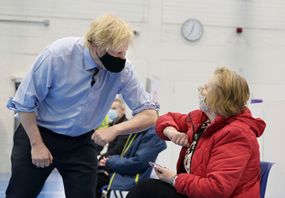Boris Jonsson är ute och hälsar på folk.
Foto: Charles McQuillan.