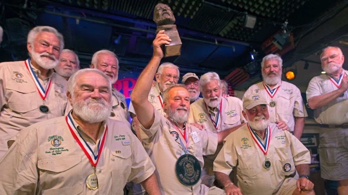 Årets vinnare Zach Taylor (i mitten) omringad av de tidigare vinnarna av Hemingway look alike-tävlingen. Foto: Andy Newman/Florida Keys News Bureau/AP Photo