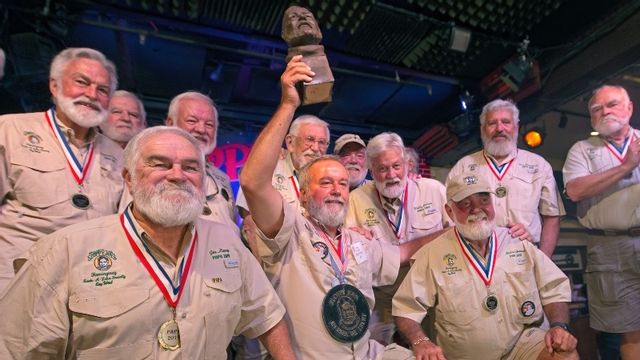 Årets vinnare Zach Taylor (i mitten) omringad av de tidigare vinnarna av Hemingway look alike-tävlingen. Foto: Andy Newman/Florida Keys News Bureau/AP Photo