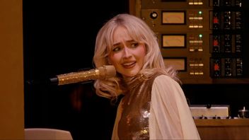 Sabrina Carpenter och kvinnor som ululerar. Foto: Skärmdump X