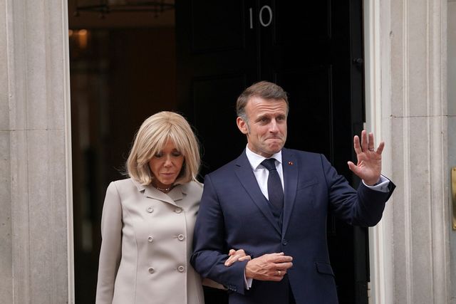 Brigitte och Emmanuel Macron. Bild tagen vid ett besök i London i juli. Foto: Alberto Pezzali/AP/TT